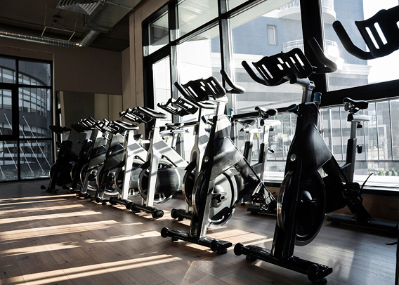 Велотренажёры в спортивном зале
