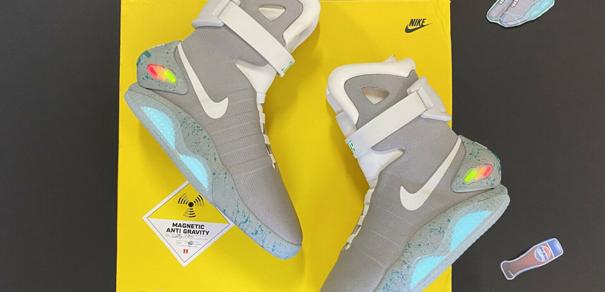 Кроссовки Nike Air Mag лежащие на жёлтой коробке