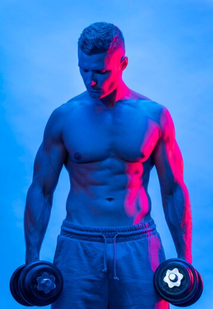 спортивный мужчина с гантелями