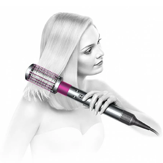 Девушка укладывает волосы стайлером Dyson